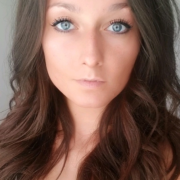 Meet your Posher, Cassandra - Picture 1 of 1